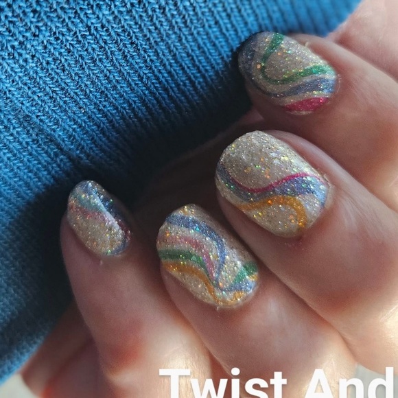 *Exclusive* Color Street: Twist & Swirl | Gold Rainbow Metallic Multicolor Blue - Picture 9 of 11